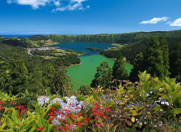Portugal : São Miguel Island São Miguel is the largest and most populated island of the Azores archipel with an area of ​​744.6 km ²...