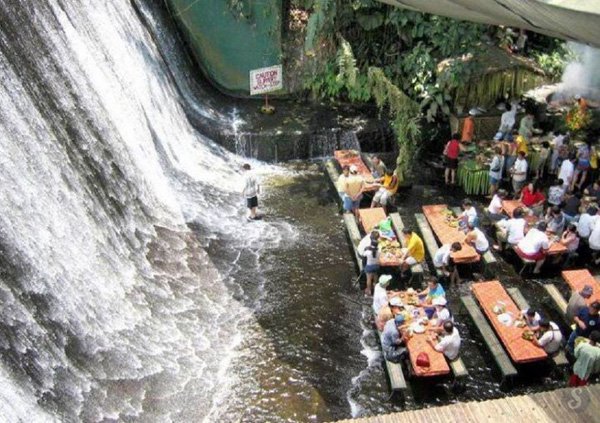 Philippinnes : Labassin Waterfall Restaurant This restaurant in the Philippines offers its guests to eat feet in the water. An artificial waterfall was built for the occasion...