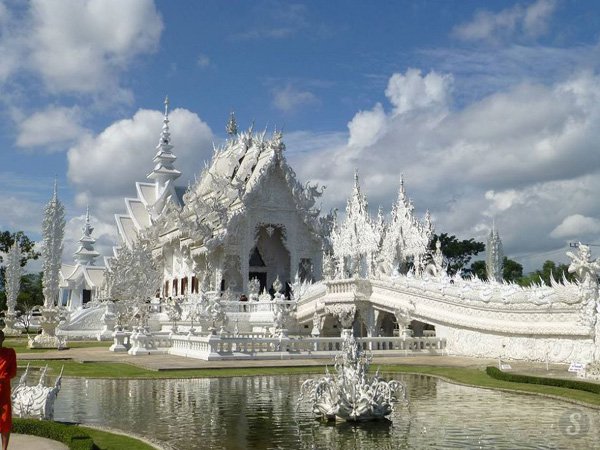 Thailand : The White Temple Wat Rong Khun Wat Rong Khun is an entirely white place of worship located in south of Chiang Rai, Thailand...