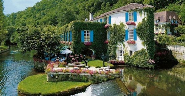 France : Le Moulin de l’Abbaye Le Moulin de l’Abbaye is a luxury hotel located in Brantome-en-Perigord in the Dordogne. It is a luxury place of Périgord...
