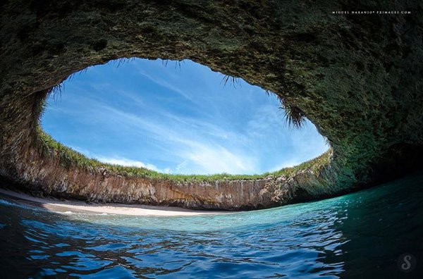 Mexico : The Marieta Islands The Marieta Islands are an uninhabited archipelago off the coast of Nayarit, Mexico. It is an old military zone who became protected as a national park area...