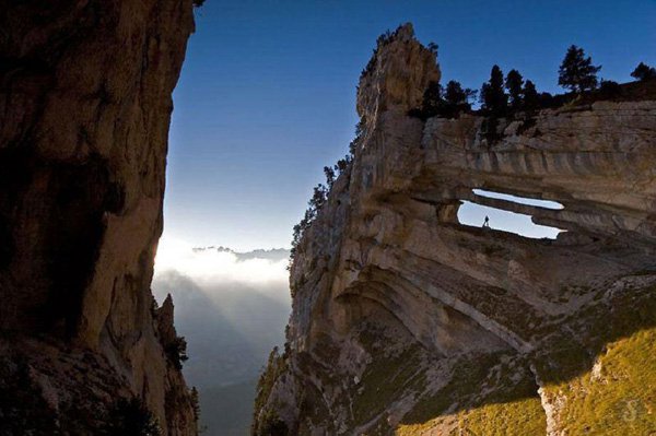 France : L’Arche Percée de Chartreuse Discovered only in 2005, the double arch is located in the Alps...