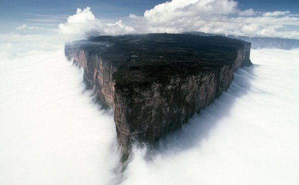 Venezuela : Mount Roraima Mount Roraima is a South American mountain overlooking the clouds and rises to 2810 meters...
