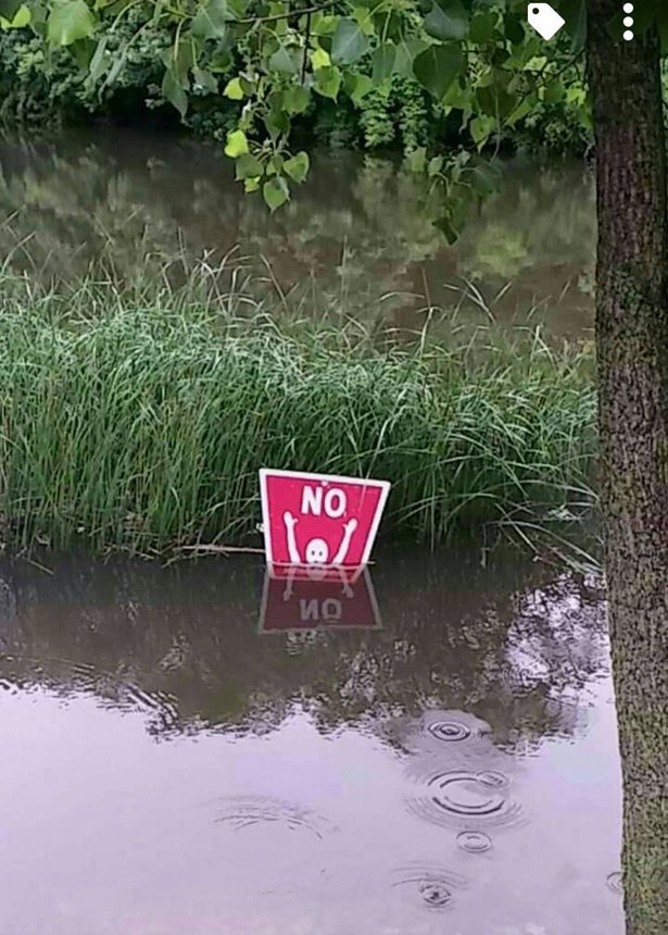 no drowning sign -