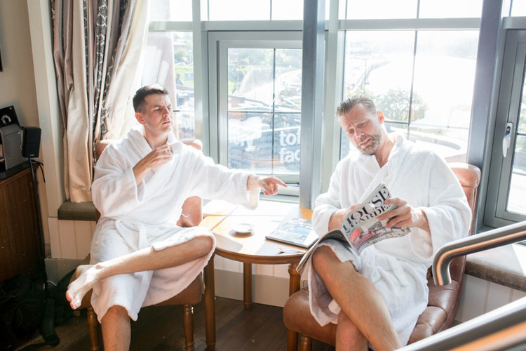 Groom and best man have a hilarious photoshoot to show off their bromance!