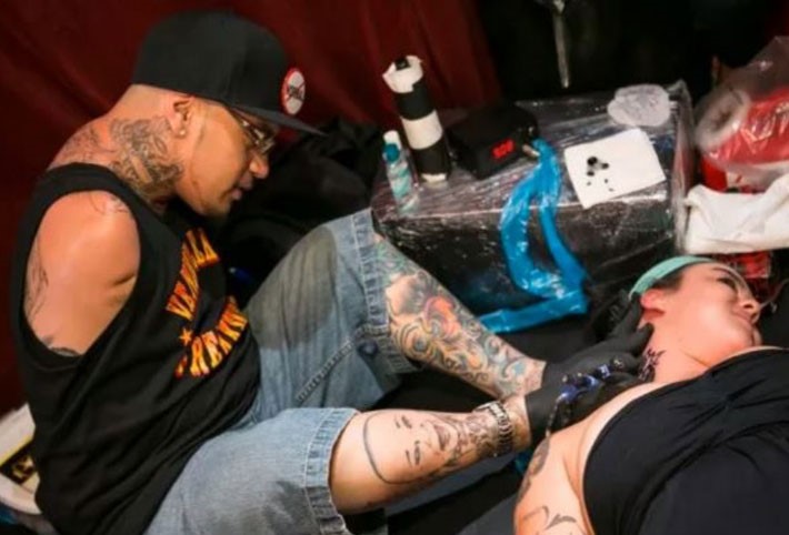 tattoo artist without arms