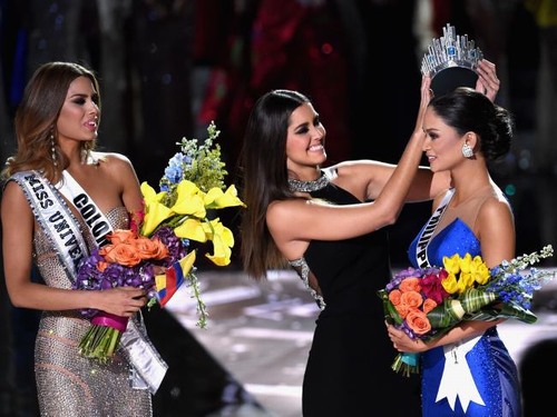 Paulina Vega, The winner of the 2014 Miss Universe is seen removing the crown from Miss Colombia and giving it to its rightful owner.