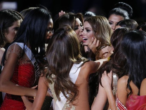 Needless to say Miss Colombia was absolutely crushed after being forced to give up the crown. Here she is being comforted by her fellow contestants