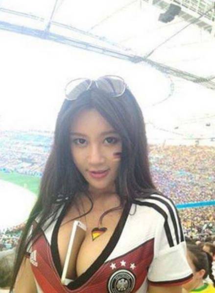 39  Babes Who Used Their Boobs For An Unexpected Purpose!