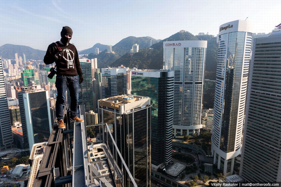 top view skyscraper climbing - grla Conrad Sk Swire Ttttttttiii Vitaliy Raskalov | mall.com