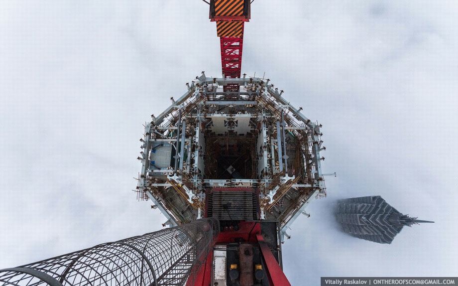 top view shanghai tower crane - YMM3221 Vitaliy Raskalov | Ontheroofscom.Com