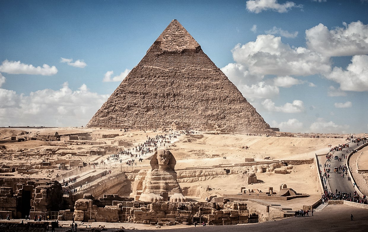 Thrill Seekers Illegaly Climb To Top Of Great Pyramid Of Giza!