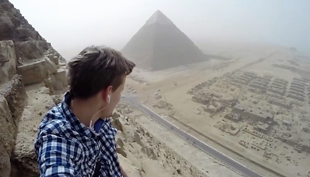 Thrill Seekers Illegaly Climb To Top Of Great Pyramid Of Giza!