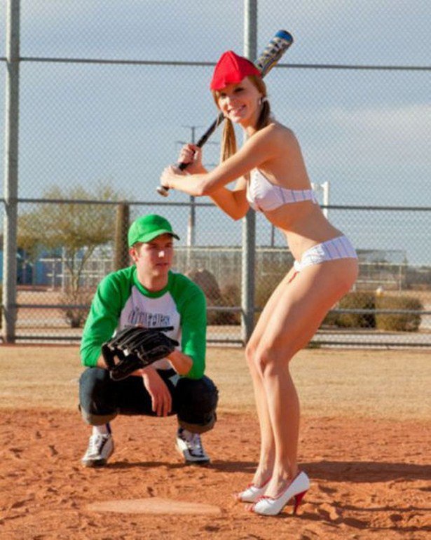 36 Times Guys Were Caught Taking a Peek