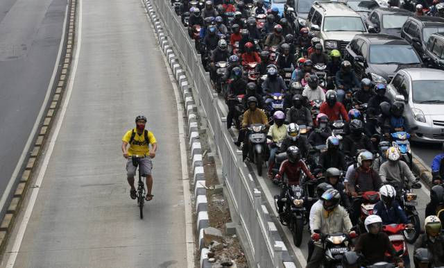 random pic cycling traffic jam