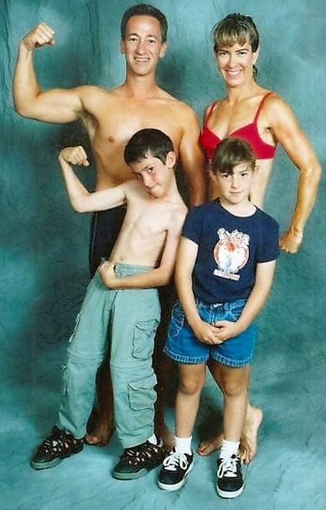 30 Cringeworthy Family Fitness Photos!