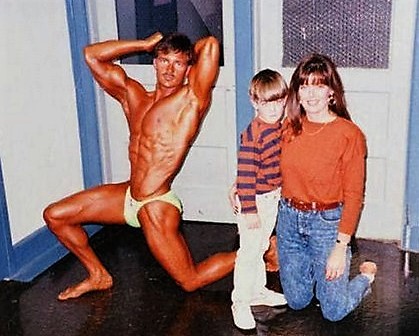 30 Cringeworthy Family Fitness Photos!