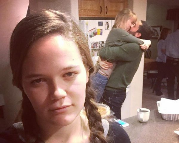 Hilarious Selfies Show Single People They’re Not Alone