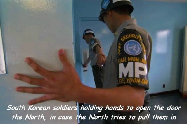 cool pic south korean soldiers hold hands - Ecuri Pan Mun Ja Ee, Yoon So South Korean soldiers holding hands to open the door the North, in case the North tries to pull them in