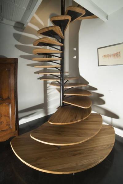 Amazing spiral staircase that was very well planned and thought out.
