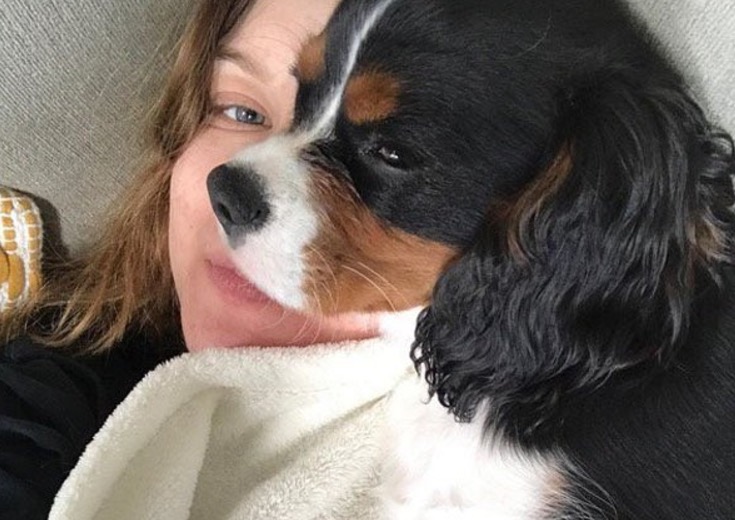 Perfectly timed picture that hilariously looks like the woman is half-puppy half-human.