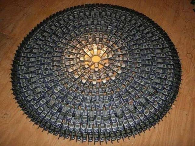 Cool picture of many cell phone arranged in symmetrical circle.