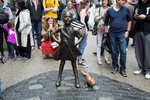 Gee whiz, artists are so sensitive! City sculptor Alex Gardega — seething over the Fearless Girl statue being placed across from Wall Street’s Charging Bull — has decided to retaliate with a work of his own. Gardega created a statue of a small dog, titled Pissing Pug, and his sloppily crafted pooch takes direct aim at Fearless Girl — or, at least, at her left leg.