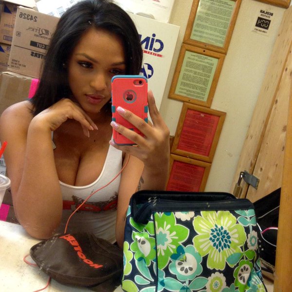 32 Times Girls Should Have Cleaned Their Rooms Before Taking A Selfie
