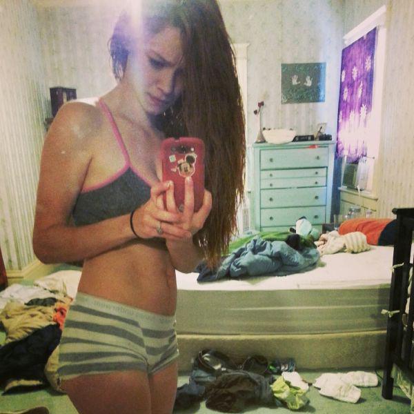 32 Times Girls Should Have Cleaned Their Rooms Before Taking A Selfie