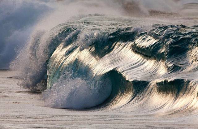 Awesome picture of massive waves about to crash