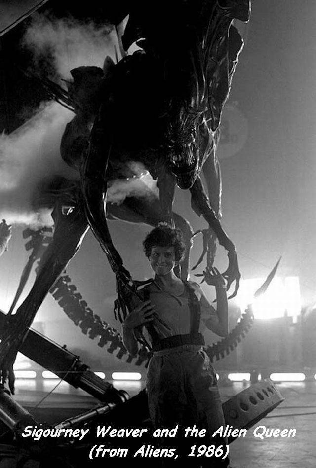 sigourney weaver alien behind the scenes - Sigourney Weaver and the Alien Queen from Aliens, 1986