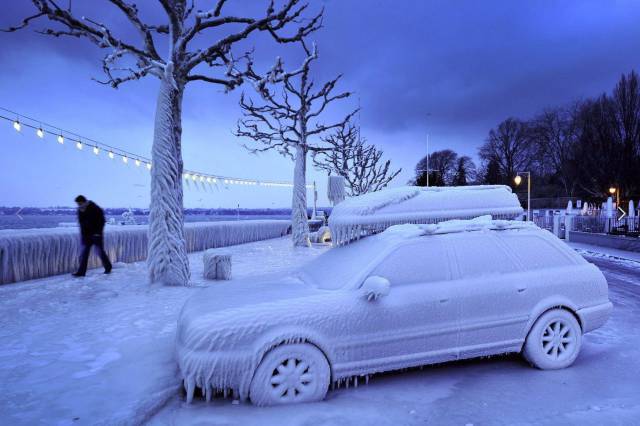 cool pic lake geneva frozen car