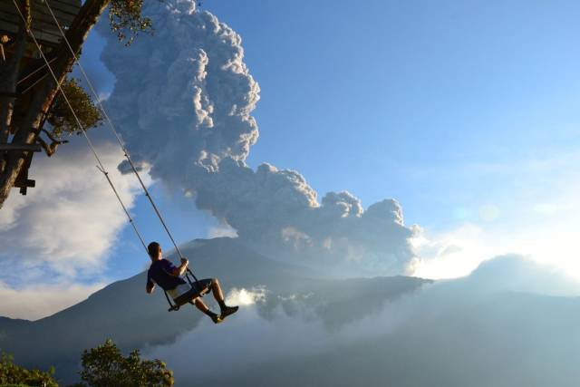 This is called "Swing at the End of the World" located in Banos, Ecuador.