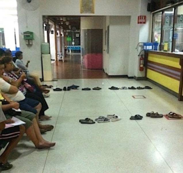 hawaiians wait in line
