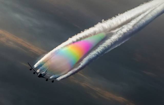 747 rainbow contrails