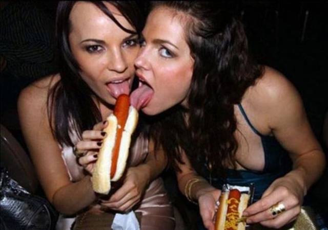 hot chicks eating hot dogs