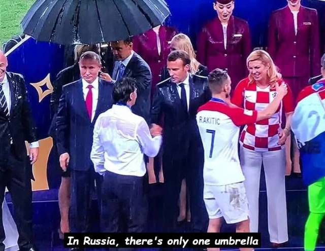 meme joking that there is only 1 umbrella in Russia and showing picture of Putin, Marcon and his wife in the rain congratulating the players