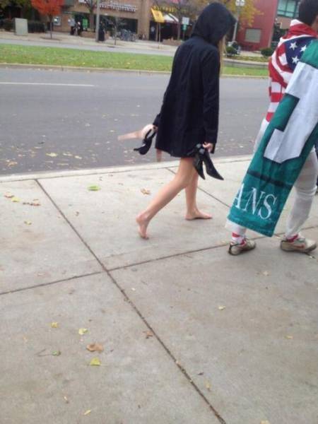 girl walking barefoot in street - Ins