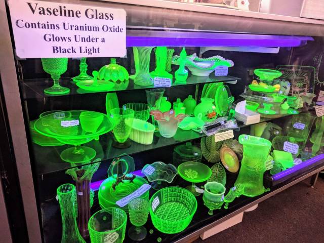 random pic vaseline glass - Vaseline Glass Contains Uranium Oxide Glows Under a Black Light Ss Edress