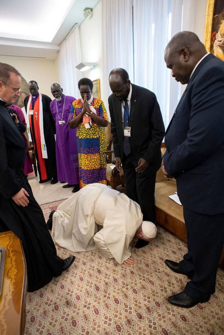 pope kisses sudan president