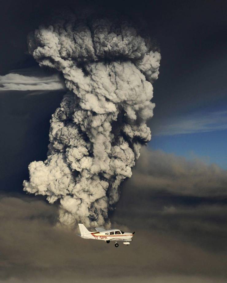 volcano eruption from plane