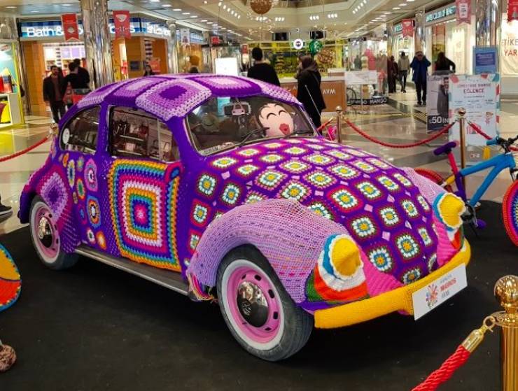 funny pics - vintage vw bug covered in crochet