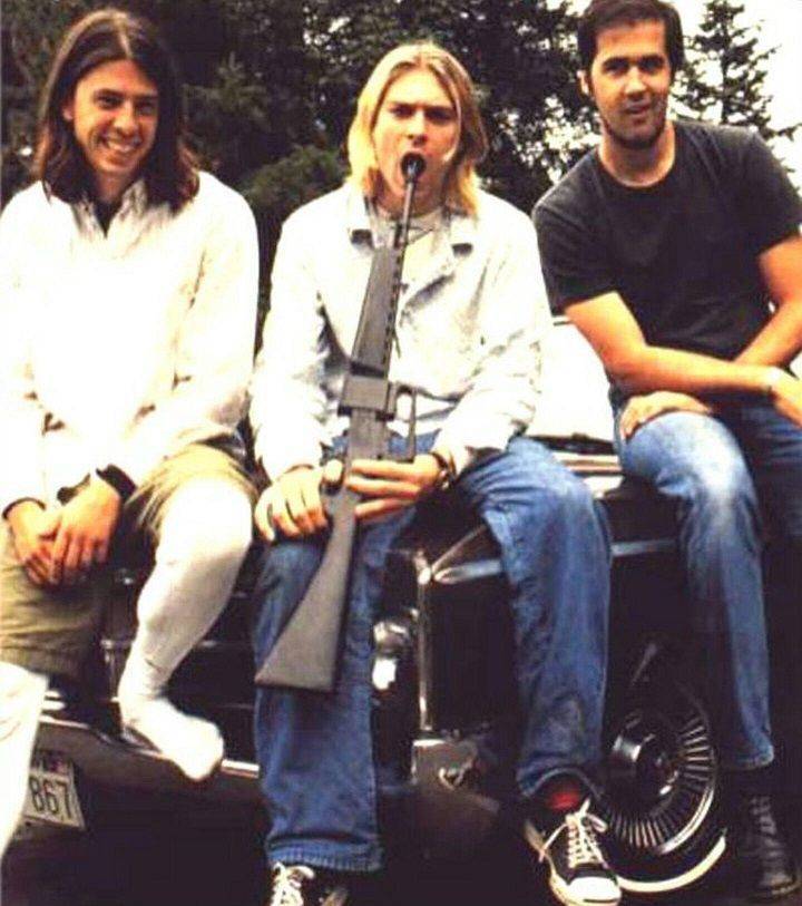 fun photo kurt cobain with gun