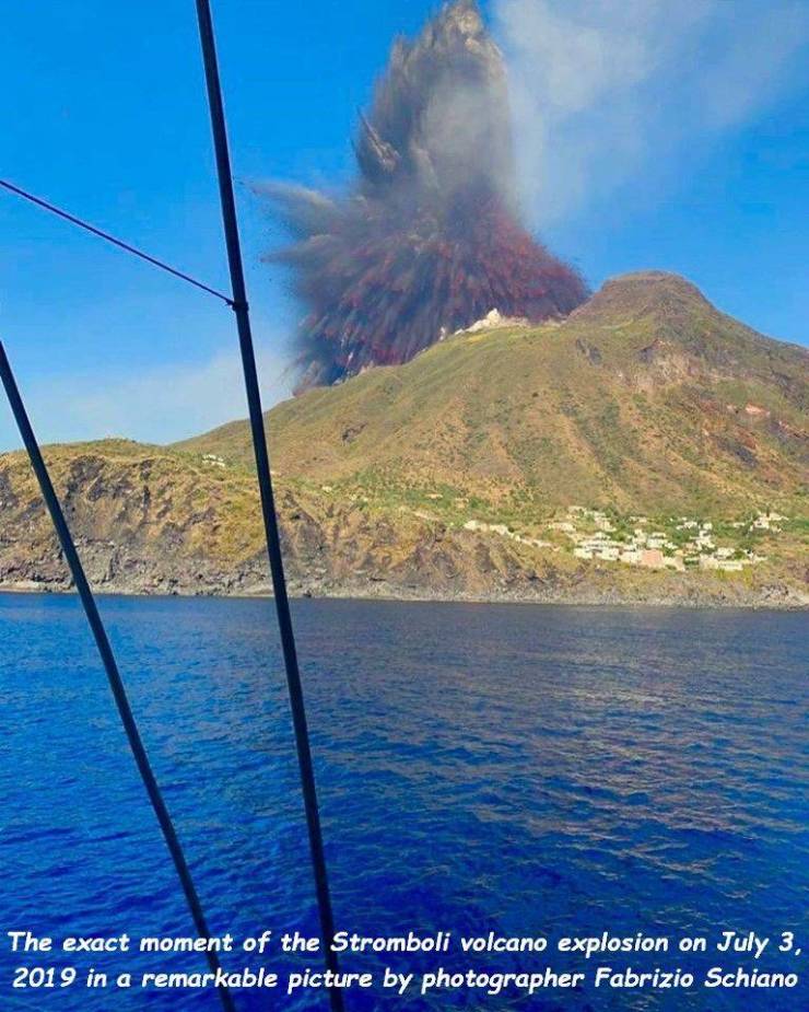 Stromboli - The exact moment of the Stromboli volcano explosion on in a remarkable picture by photographer Fabrizio Schiano