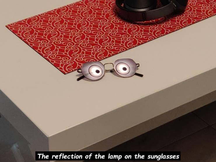 Photography - The reflection of the lamp on the sunglasses