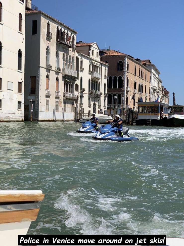 peggy guggenheim collection - Police in Venice move around on jet skis!