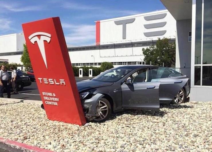 tesla model s accident - Tesla Store Delivery Certer