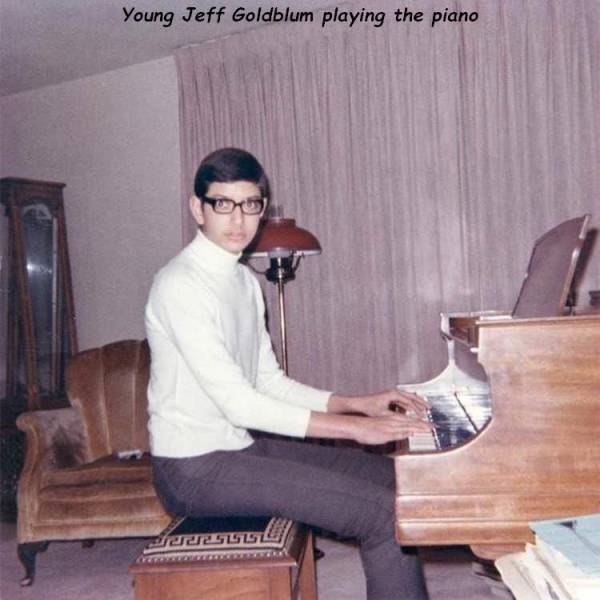 jeff goldblum young - Young Jeff Goldblum playing the piano Jesus