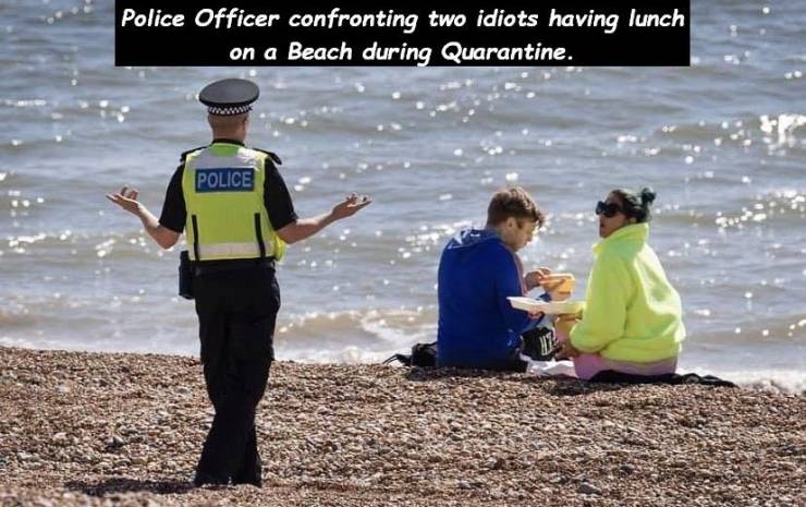 water - Police Officer confronting two idiots having lunch on a Beach during Quarantine. Police Officer enteronting so. idiot having lunch Police