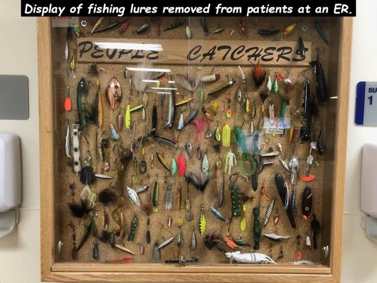 Display of fishing lures removed from patients at an Er. Peuple Catchers Su
